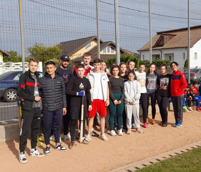 Oiniștii din cadrul CS Olimpicii alături de oinistele de la CS Dacia Mioveni 2012 după un antrenament comun desfășurat la Mioveni